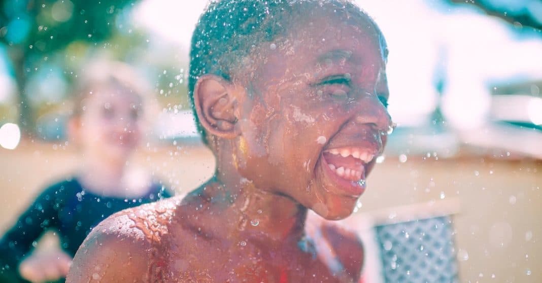 Uma criança feliz é barulhenta, inquieta, alegre e indisciplinada