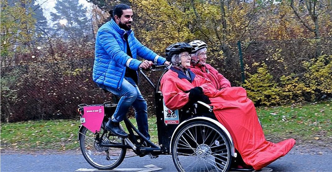 Voluntários levam idosos com mobilidade limitada a andar de bicicleta