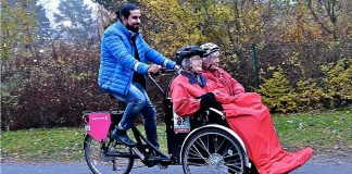 Voluntários levam idosos com mobilidade limitada a andar de bicicleta