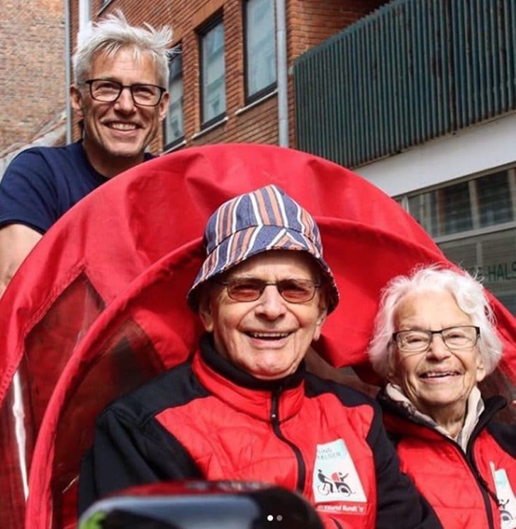 inspiringlife.pt - Voluntários levam idosos com mobilidade limitada a andar de bicicleta