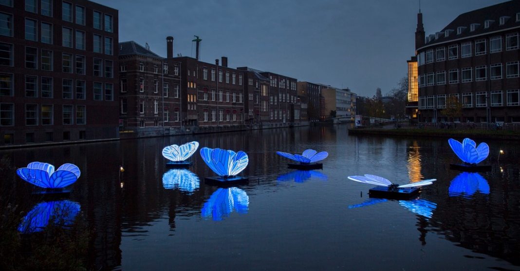 Amsterdão comemora o 8º festival de luzes com 16 esculturas de génio