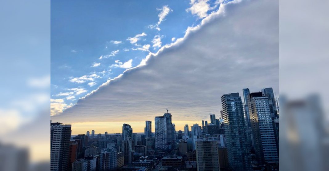 Apareceu uma nuvem grande e estranha sobre Toronto no início do ano