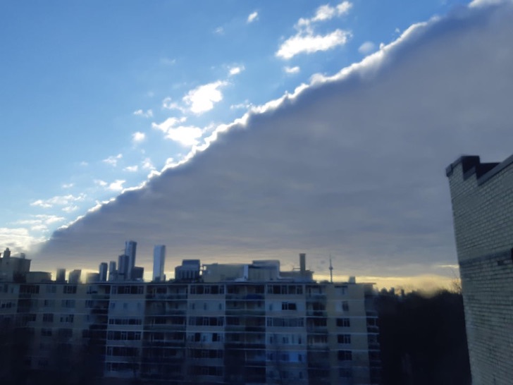 inspiringlife.pt - Apareceu uma nuvem grande e estranha sobre Toronto no início do ano