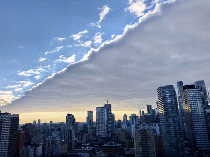 inspiringlife.pt - Apareceu uma nuvem grande e estranha sobre Toronto no início do ano