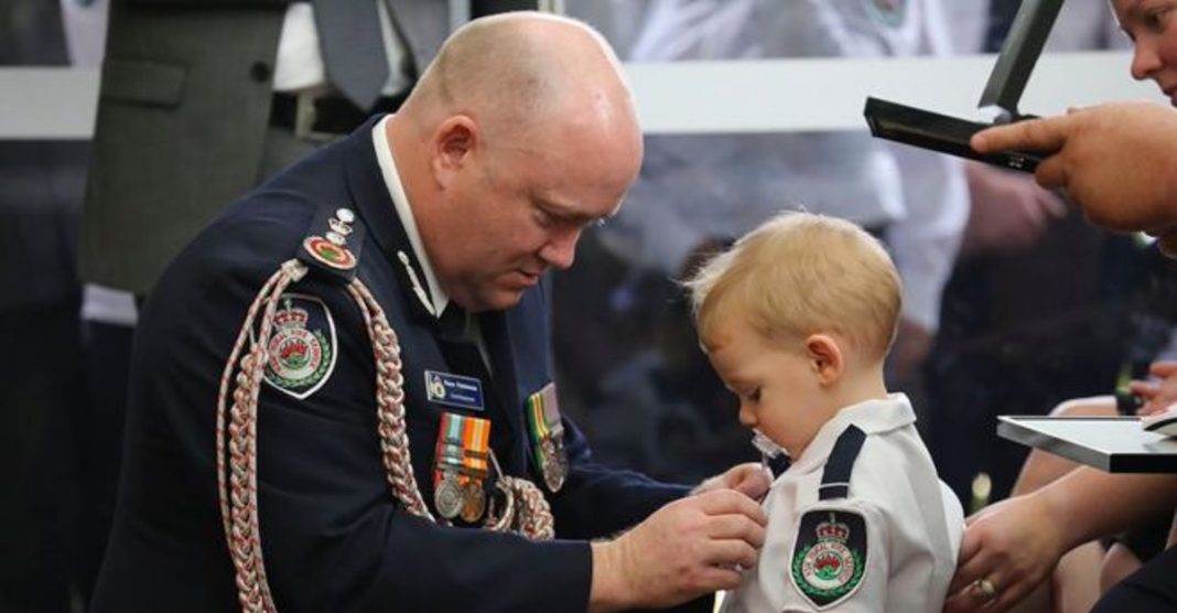 Filho de bombeiro que morreu nos incêndios na Austrália recebe medalha em homenagem ao seu pai