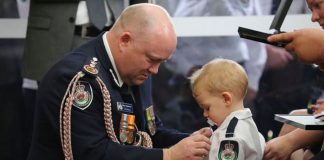 Filho de bombeiro que morreu nos incêndios na Austrália recebe medalha em homenagem ao seu pai