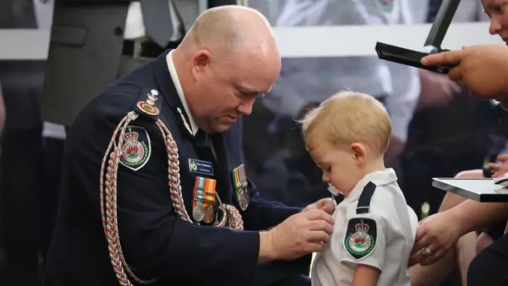 inspiringlife.pt - Filho de bombeiro que morreu nos incêndios na Austrália recebe medalha em homenagem ao seu pai