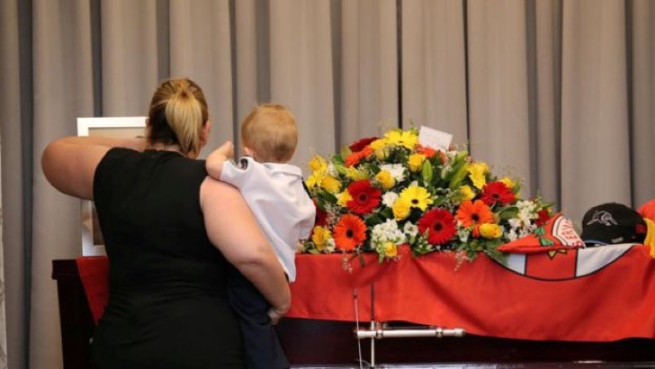 inspiringlife.pt - Filho de bombeiro que morreu nos incêndios na Austrália recebe medalha em homenagem ao seu pai