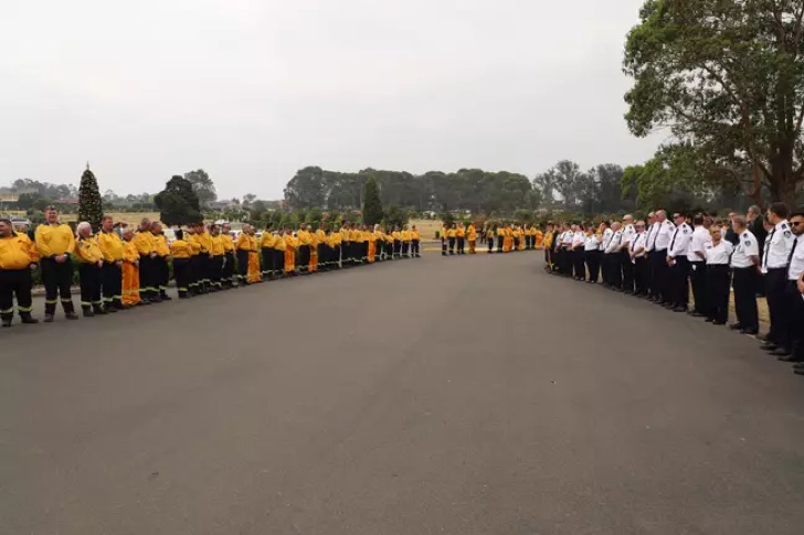 inspiringlife.pt - Filho de bombeiro que morreu nos incêndios na Austrália recebe medalha em homenagem ao seu pai