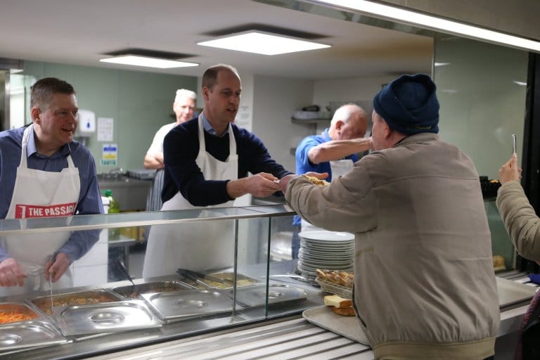 inspiringlife.pt - Príncipe William segue o exemplo da mãe e serve refeições a pessoas desalojadas