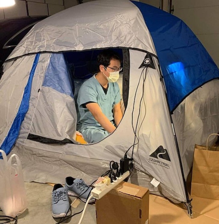 inspiringlife.pt - Médico foi morar numa tenda na garagem para proteger a família