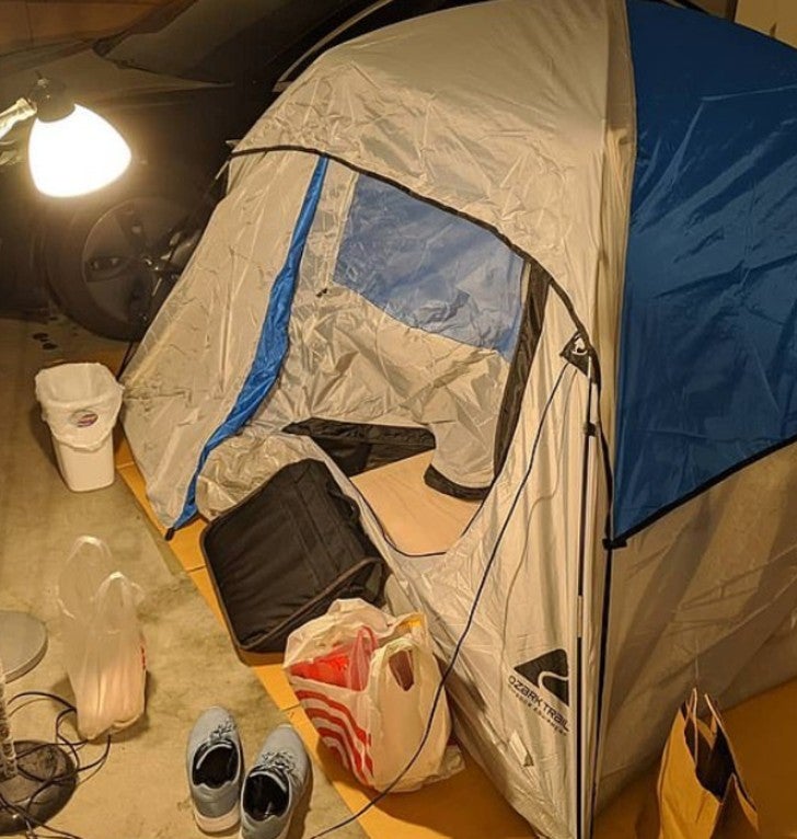 inspiringlife.pt - Médico foi morar numa tenda na garagem para proteger a família