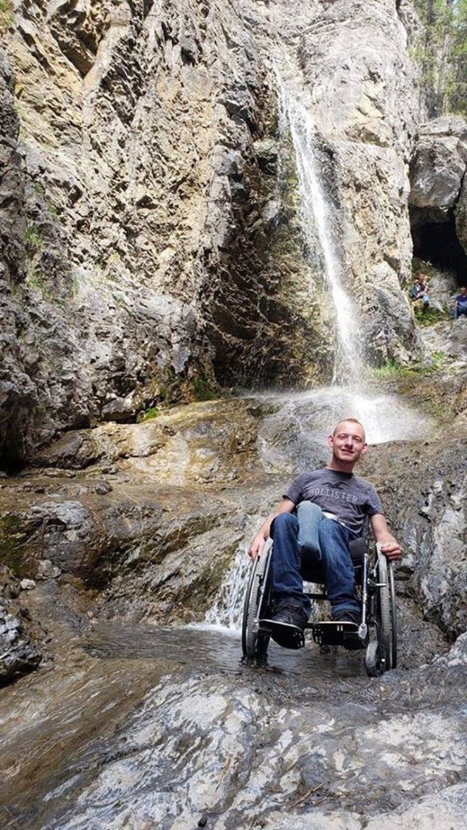 inspiringlife.pt - Eles carregaram o seu amigo numa cadeira de rodas até a uma cascata