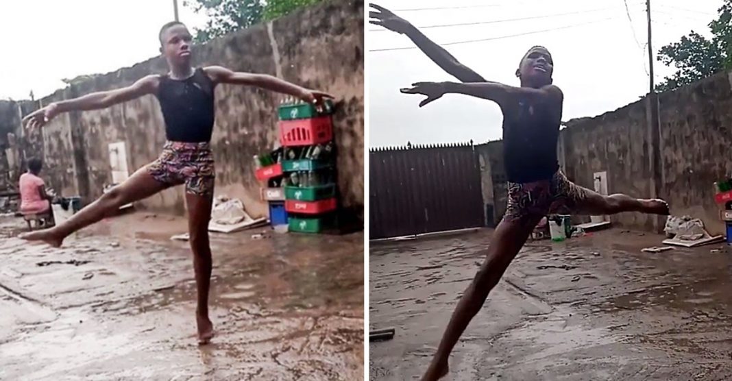 Menino africano delicia-se a dar passos de ballet à chuva