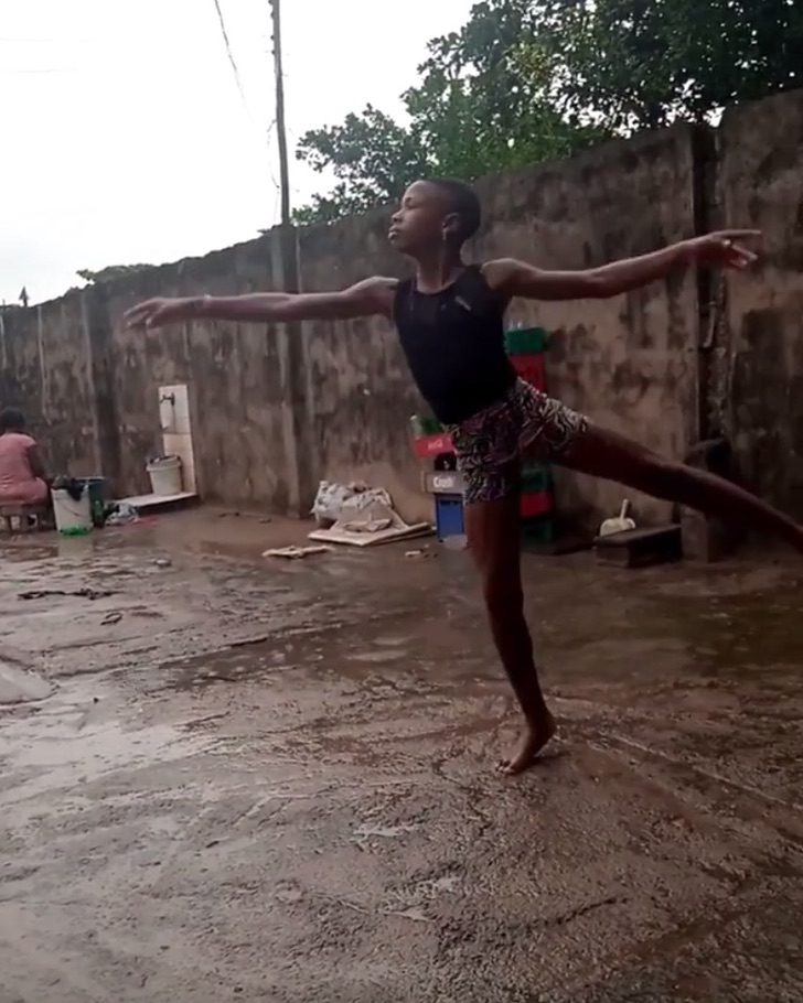 inspiringlife.pt - Menino africano delicia-se a dar passos de ballet à chuva