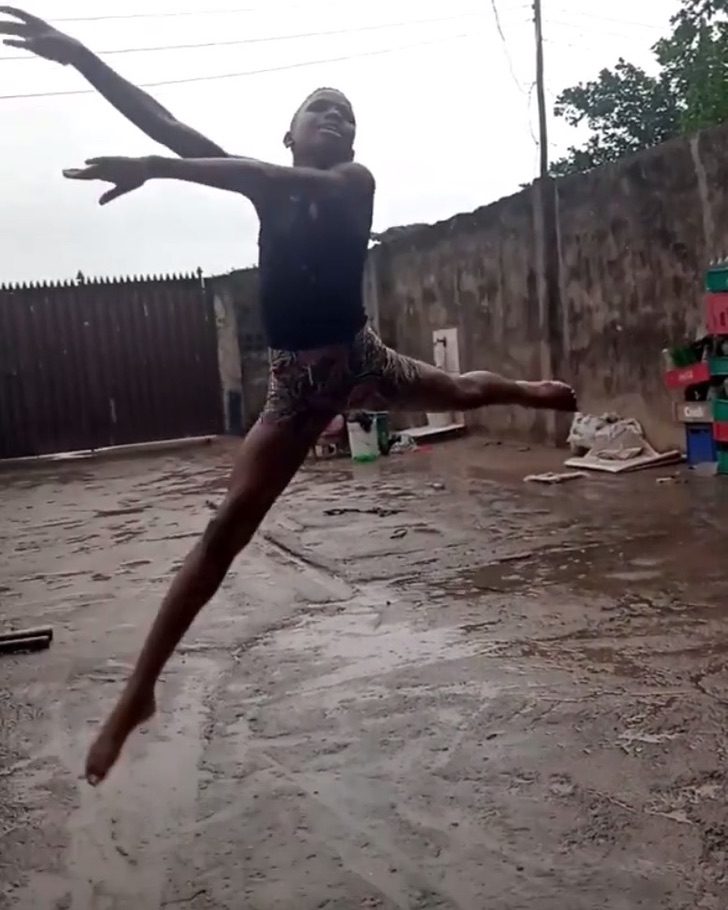 inspiringlife.pt - Menino africano delicia-se a dar passos de ballet à chuva