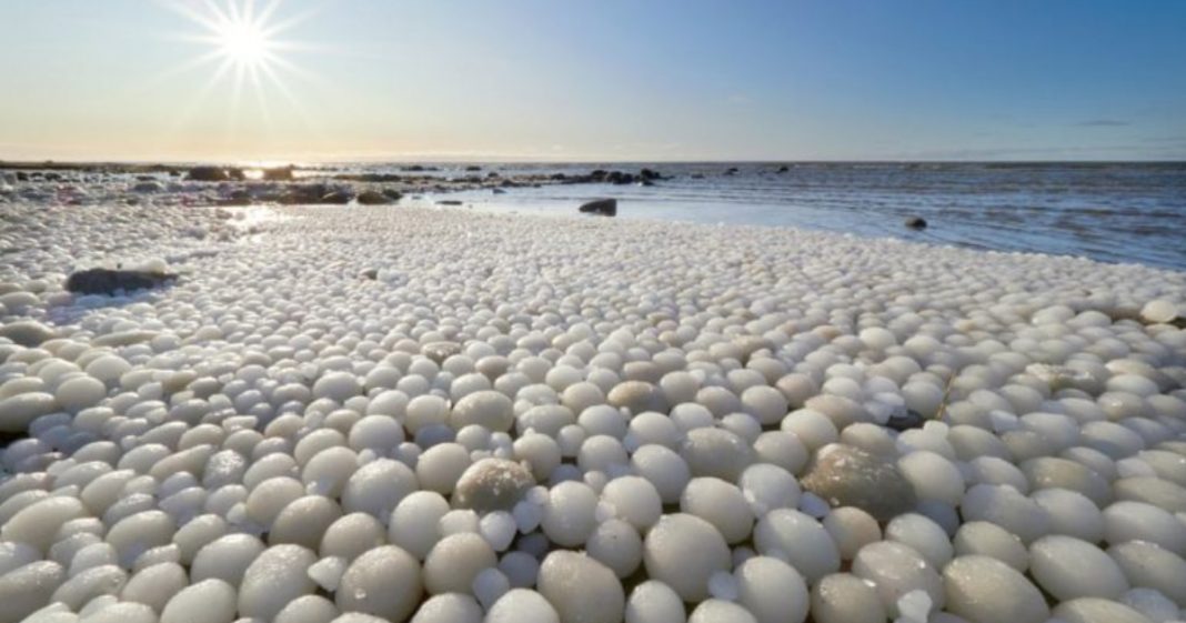 Milhares de bolas congeladas aparecem nas praias da Finlândia