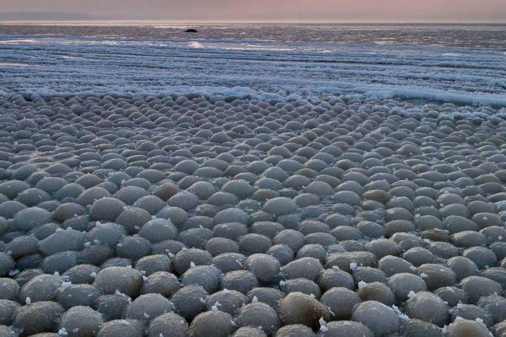 inspiringlife.pt - Milhares de bolas congeladas aparecem nas praias da Finlândia