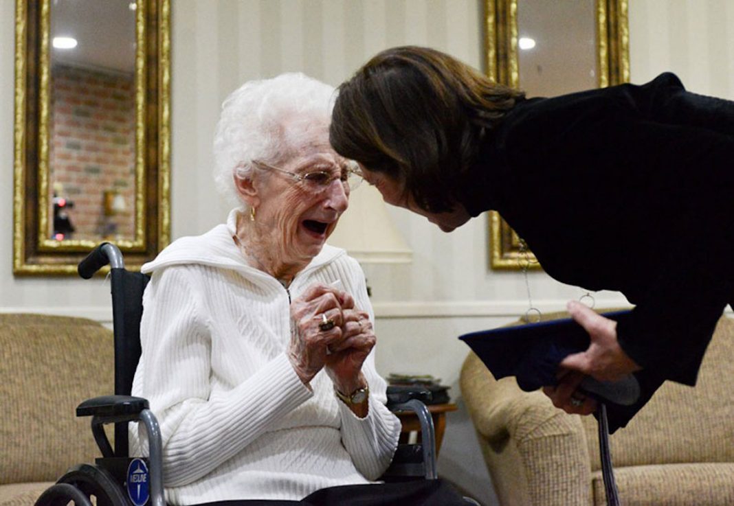 Mulher de 97 anos chora de alegria depois de receber o diploma do ensino médio