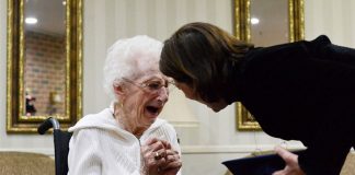 Mulher de 97 anos chora de alegria depois de receber o diploma do ensino médio