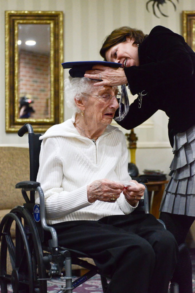 inspiringlife.pt - Mulher de 97 anos chora de alegria depois de receber o diploma do ensino médio