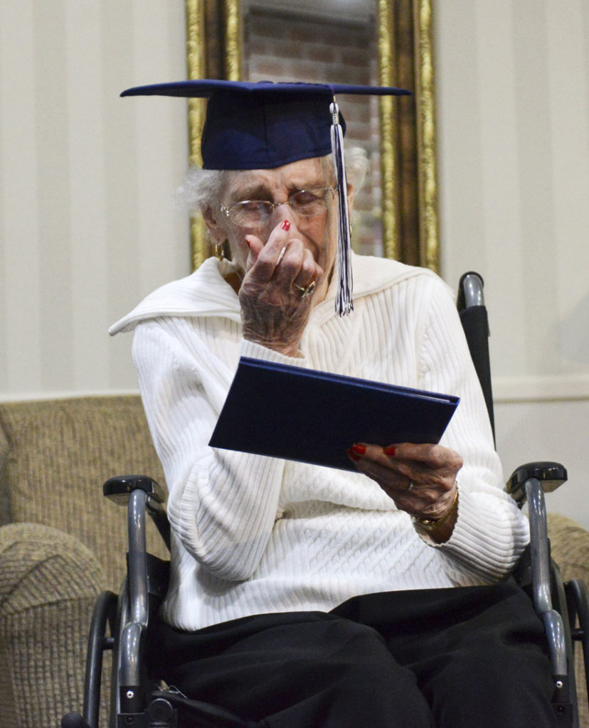 inspiringlife.pt - Mulher de 97 anos chora de alegria depois de receber o diploma do ensino médio