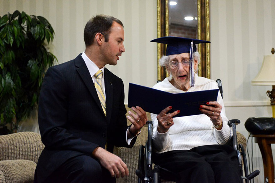 inspiringlife.pt - Mulher de 97 anos chora de alegria depois de receber o diploma do ensino médio