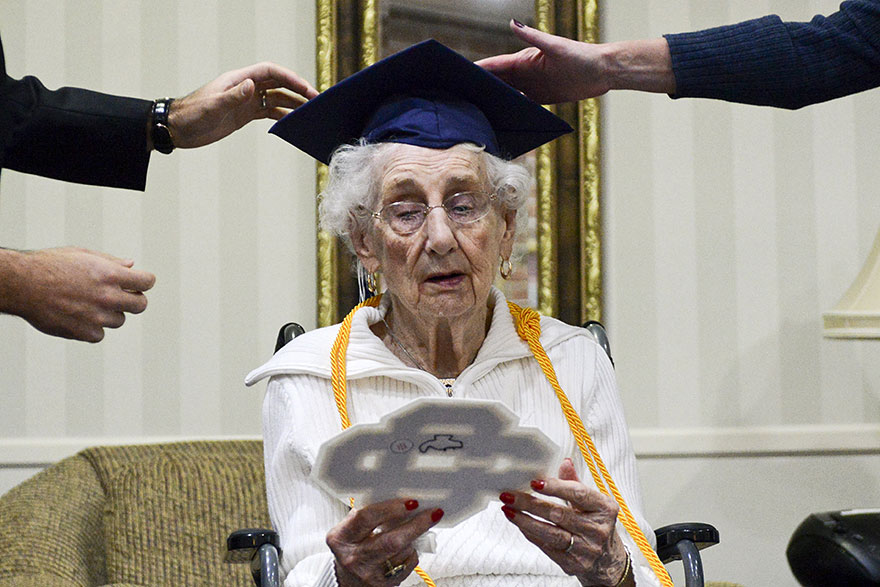 inspiringlife.pt - Mulher de 97 anos chora de alegria depois de receber o diploma do ensino médio