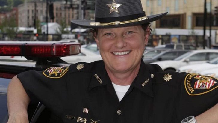 inspiringlife.pt - A primeira xerife lésbica bate no chefe depois de ser despedida por ser  LGTBQ +