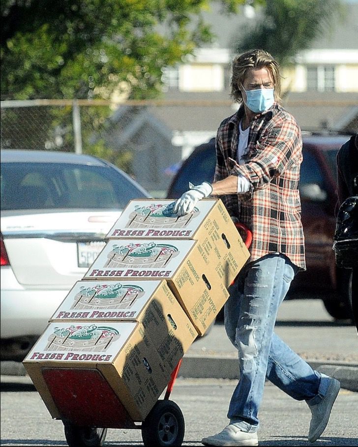 inspiringlife.pt - Brad Pitt foi fotografado a levar comida e ajuda aos necessitados