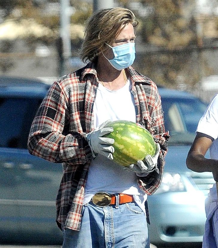 inspiringlife.pt - Brad Pitt foi fotografado a levar comida e ajuda aos necessitados