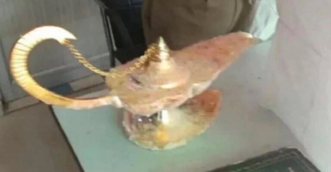 Médico na Índia foi levado a comprar uma “lâmpada mágica” e gastou mais 40mil dólares