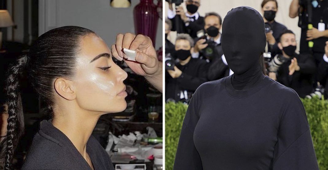 Kim passou horas a maquilhar-se para logo de seguida cobrir a cara